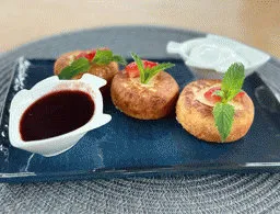 Сирники зі сметаною та фруктами